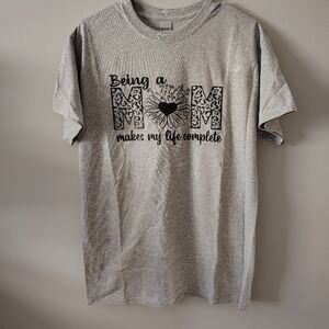 Being A Mom Makes Life Complete Mothers Day Gray Gilden T-shirt Size Medium